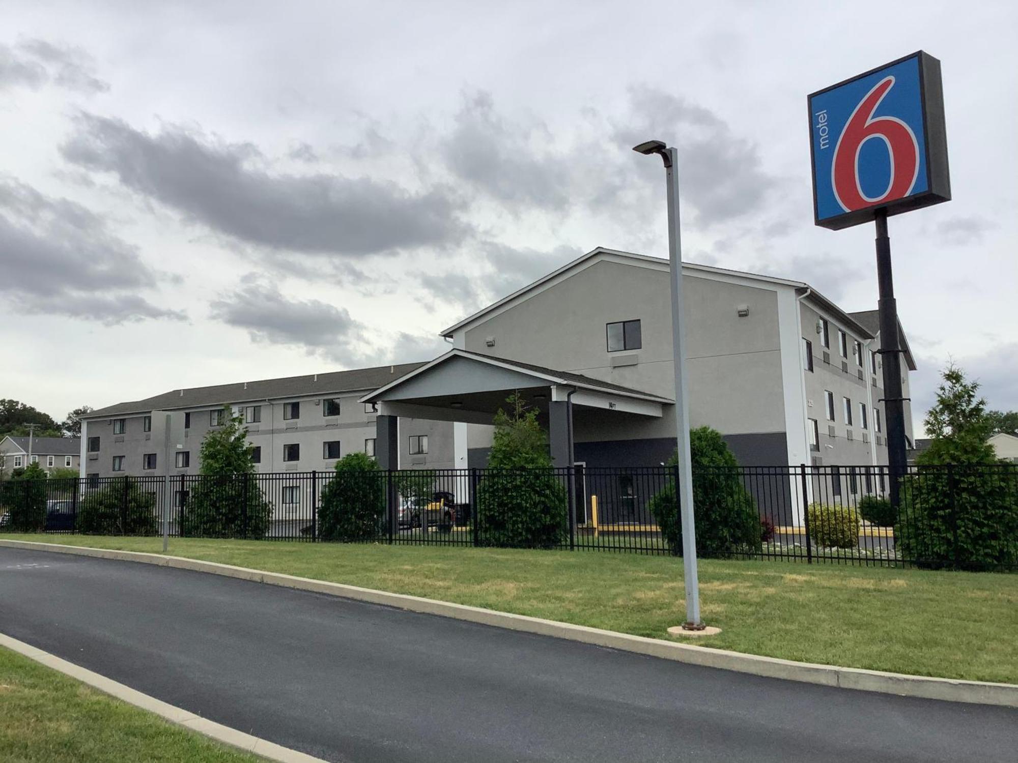 Motel 6 Lancaster Fertility Bagian luar foto